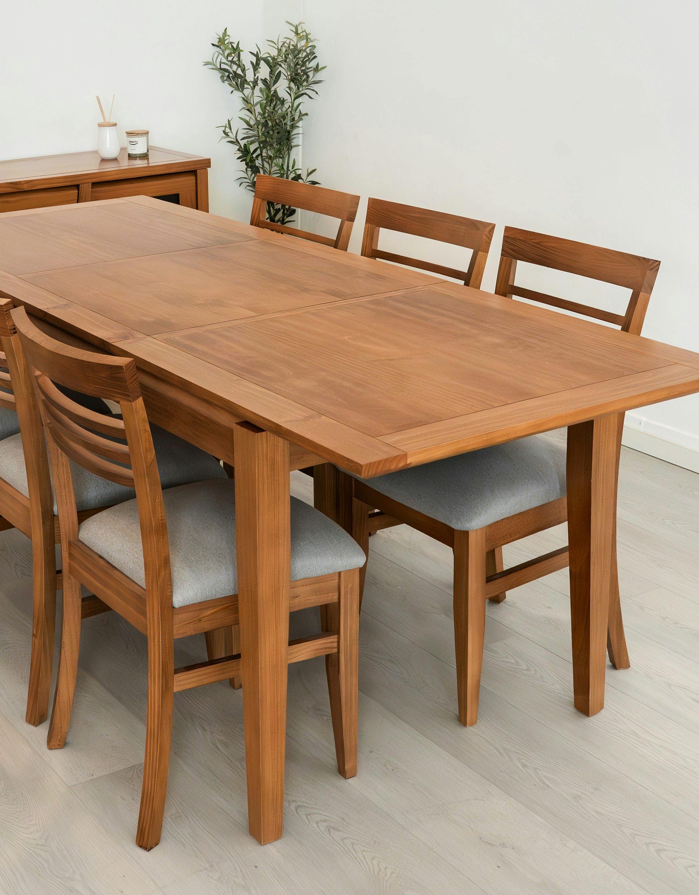 Ausziehtisch Kranich aus Kirschholz mit vier Stühlen
