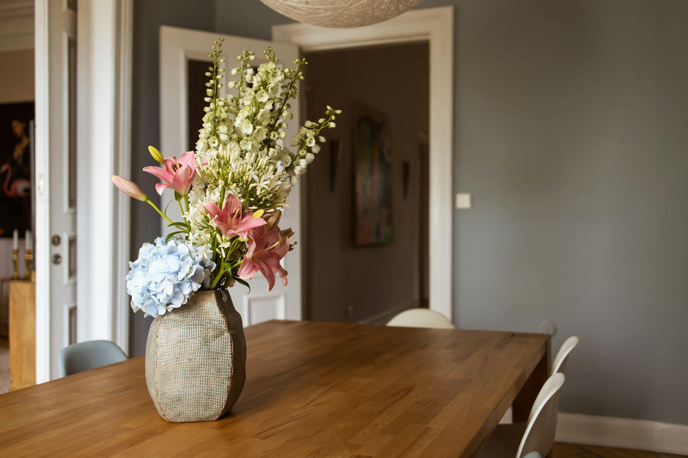 Esstisch Lindenhof aus heller Eiche mit Blumenvase